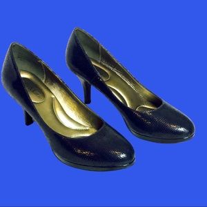 Kelly &Katie navy blue pumps